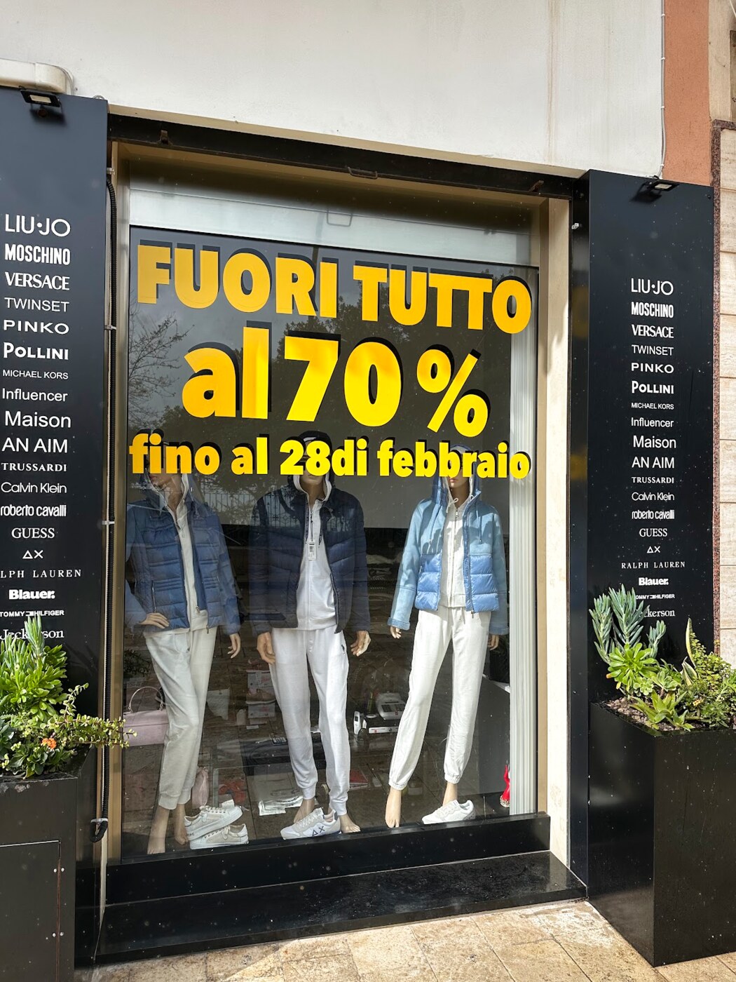 Vetrine personalizzate realizzato da Grandi Idee a Pozzallo
